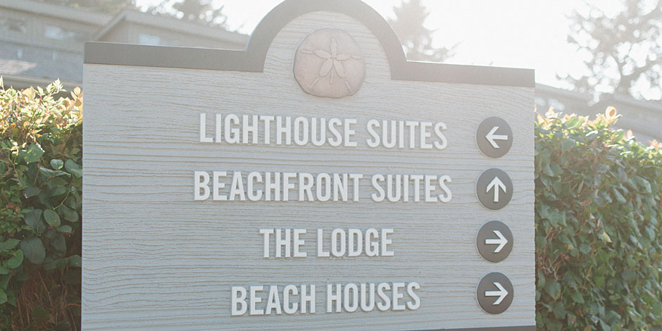 Directional sign pointing to Lighthouse Suites, Beachfront Suites, The Lodge, and Beach Houses.